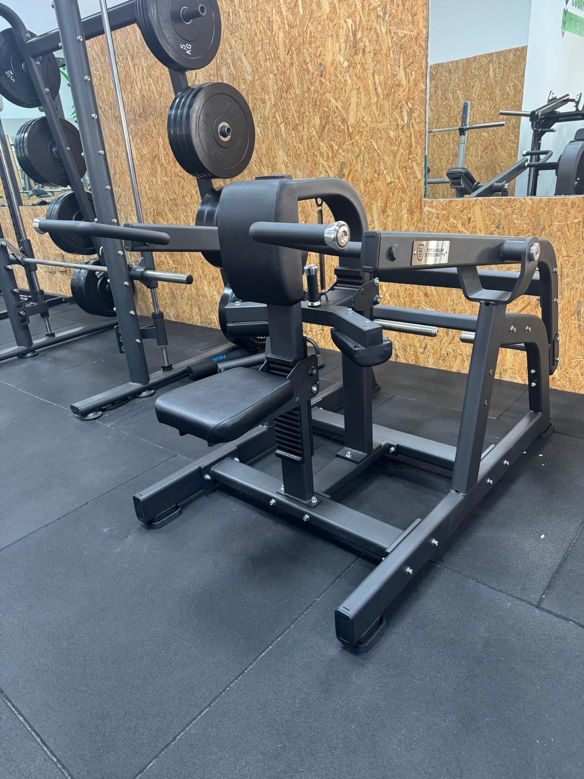Área de máquinas para entrenamiento de fuerza en Entrena-T