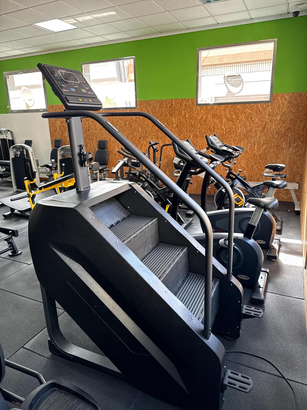 Sala de fitness y cardio equipada en Roquetas de Mar