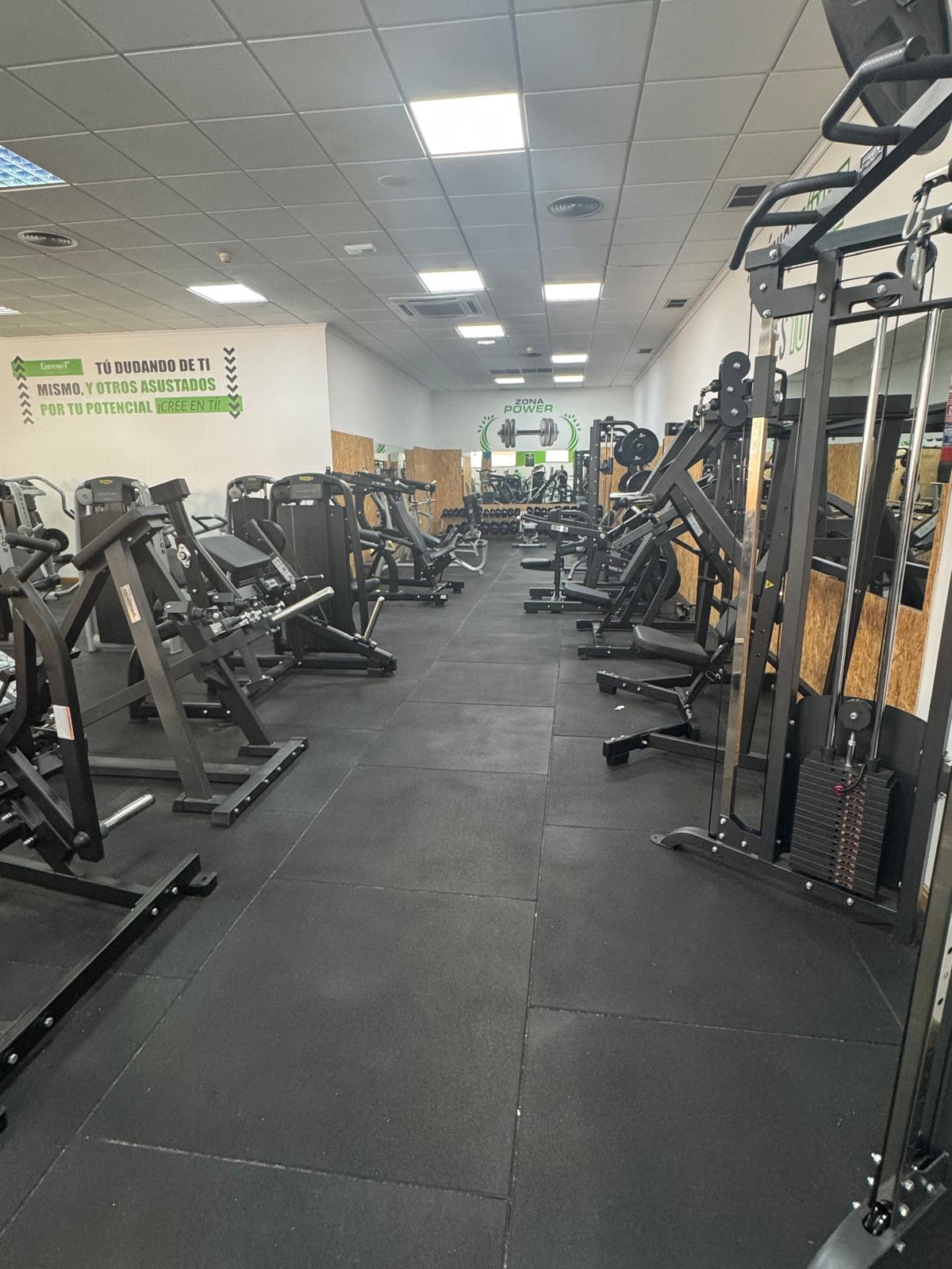 Máquinas de sala de fitness y cardio en Entrena-T Roquetas de Mar