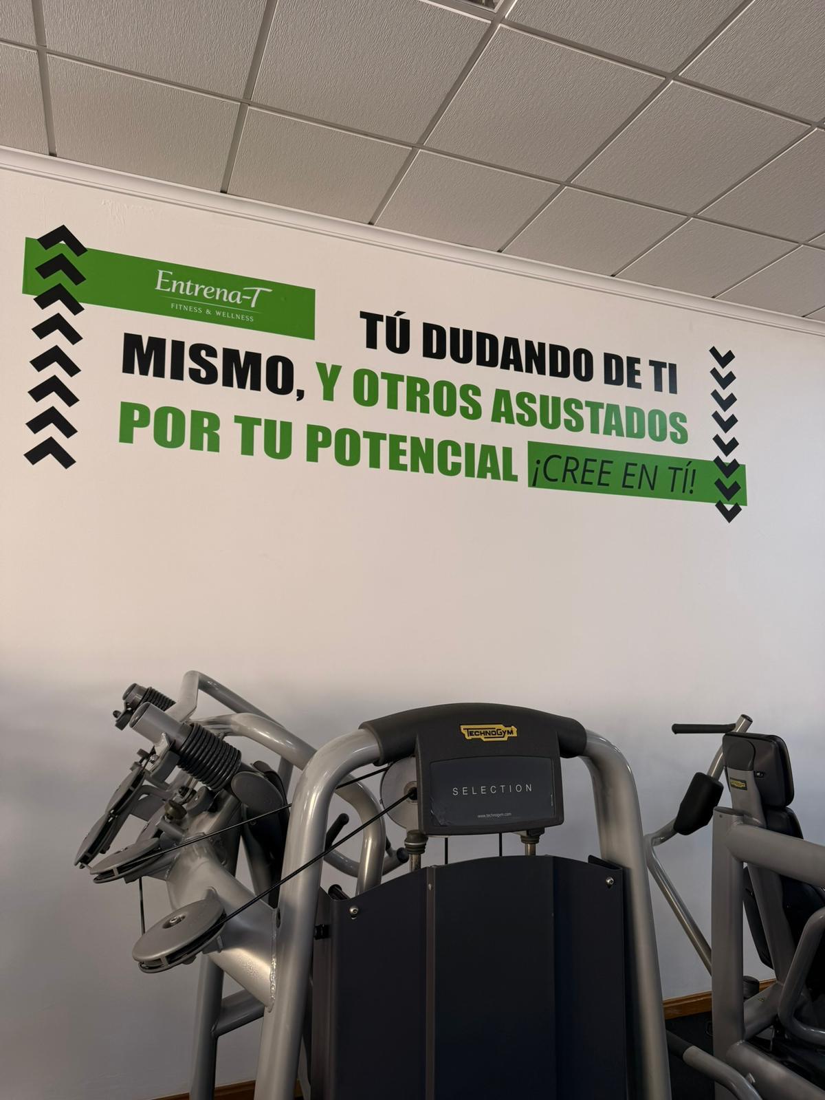 Gimnasio Entrena-T con sala de fitness y cardio en Roquetas de Mar