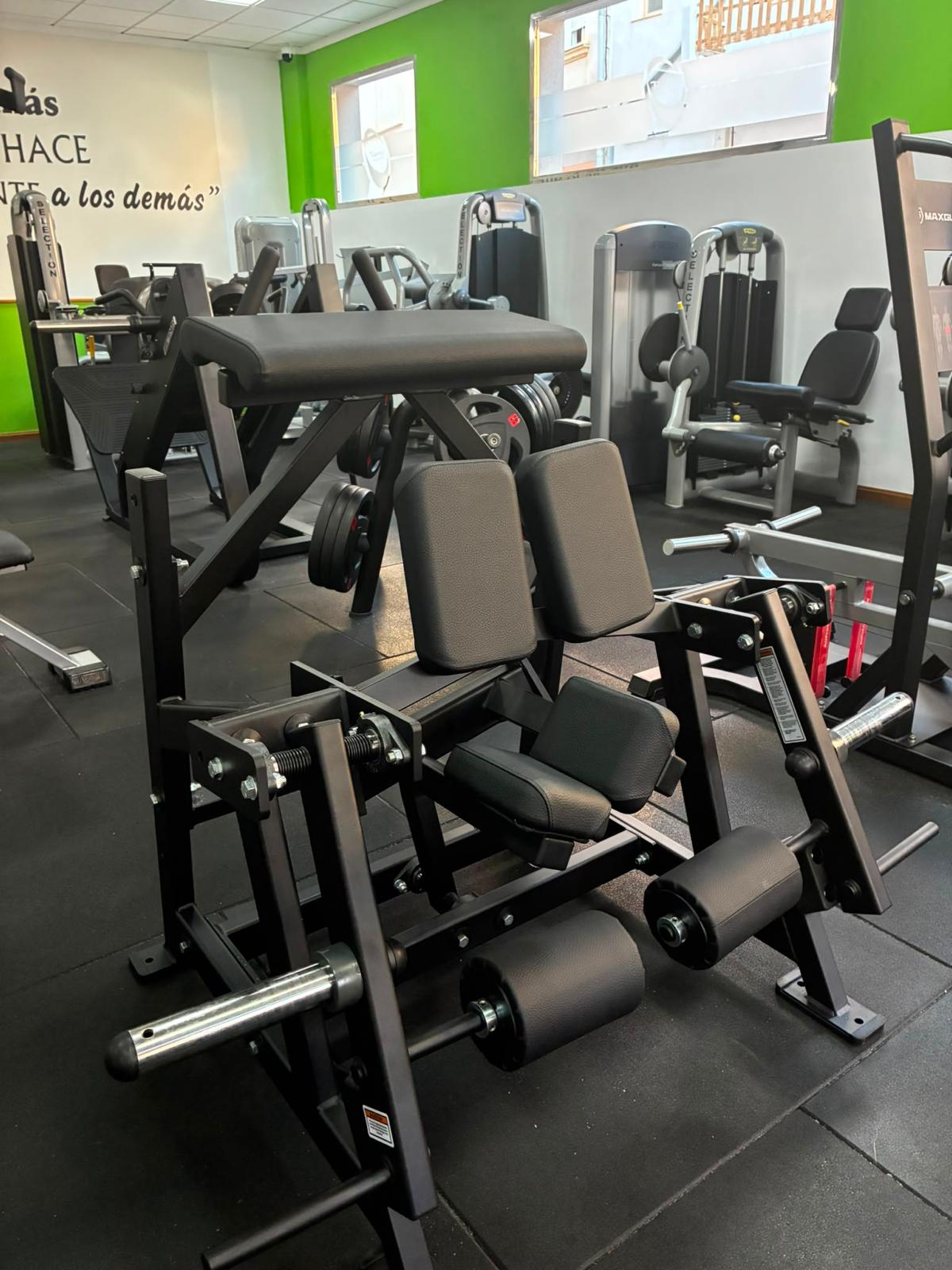 Zona de entrenamiento de fuerza en Entrena-T Fitness & Wellness
