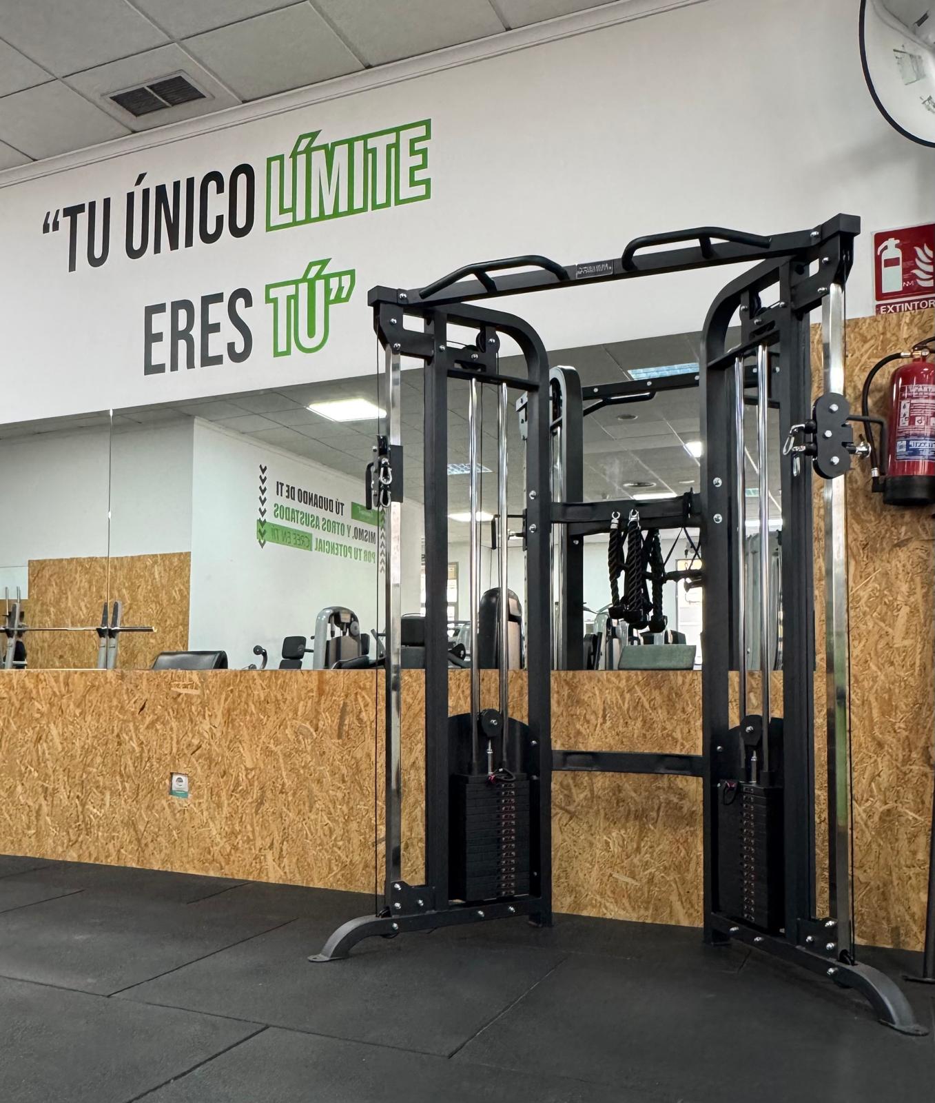 Sala de fitness con máquinas y peso libre en Roquetas de Mar